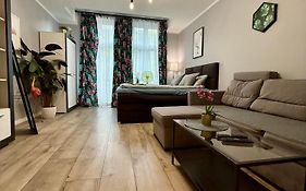 Apartament FLAMING z balkonem w centrum - naprzeciw PKP i PKS - free parking